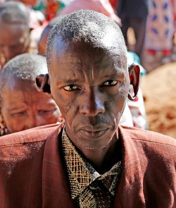 Kenyan-man-voting